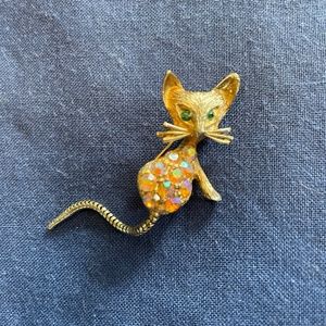 Vintage Cat Brooch - Gold Colored, Moveable Tail